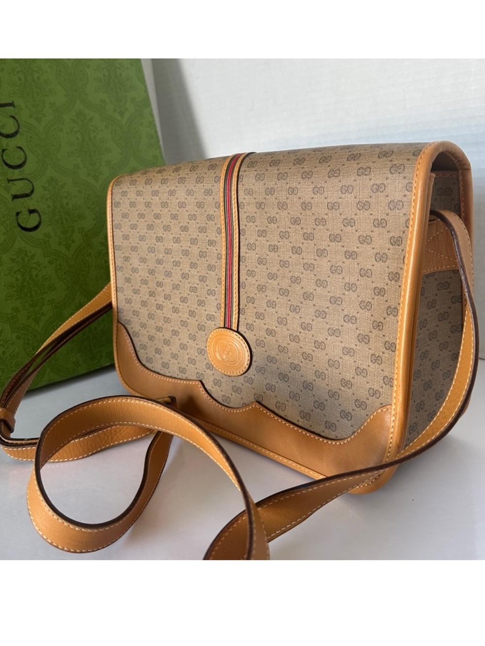 Authentic Gucci Sherry Line Leather Crossbody/Shoulder Bag.